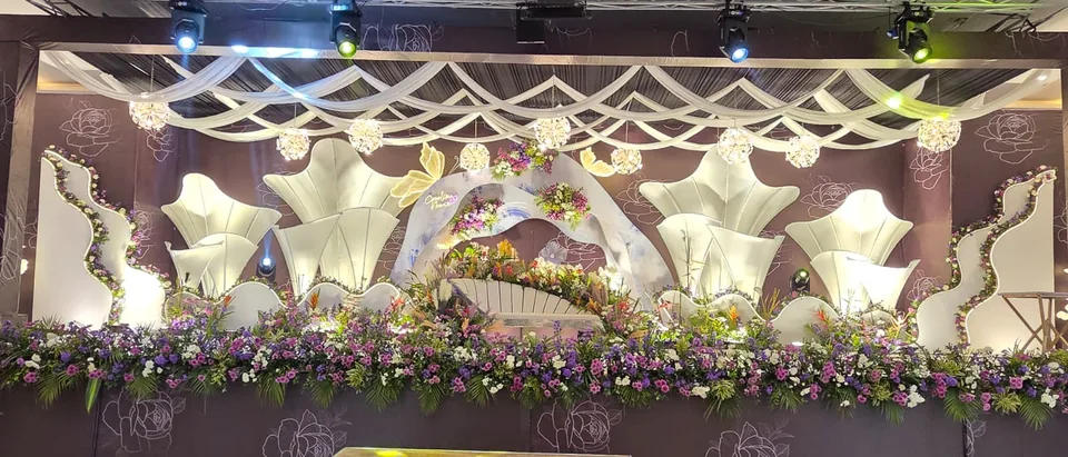Modern lilac stage with sculpted star panels and lattice canopy