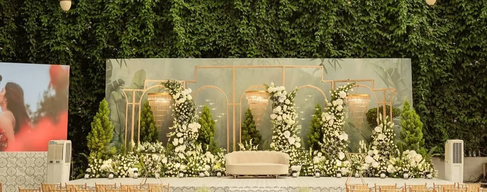 Open air stage with fresh greenery and mirror-finish panels